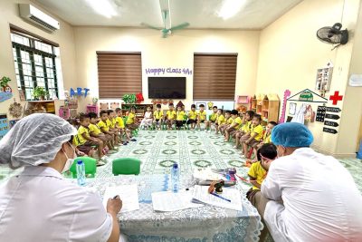 TRƯỜNG MẦM NON TRUNG SƠN PHỐI HỢP VỚI Y TẾ PHƯỜNG KHÁM SỨC KHỎE ĐỊNH KỲ CHO TRẺ ĐẦU NĂM HỌC