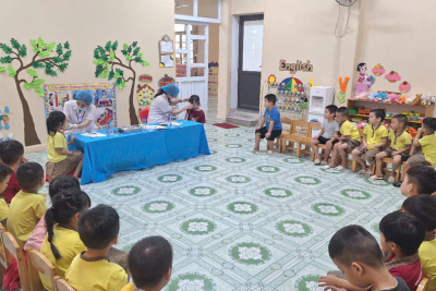TRƯỜNG MẦM NON TRUNG SƠN PHỐI HỢP VỚI Y TẾ PHƯỜNG KHÁM SỨC KHỎE ĐỊNH KỲ CHO TRẺ ĐẦU NĂM HỌC
